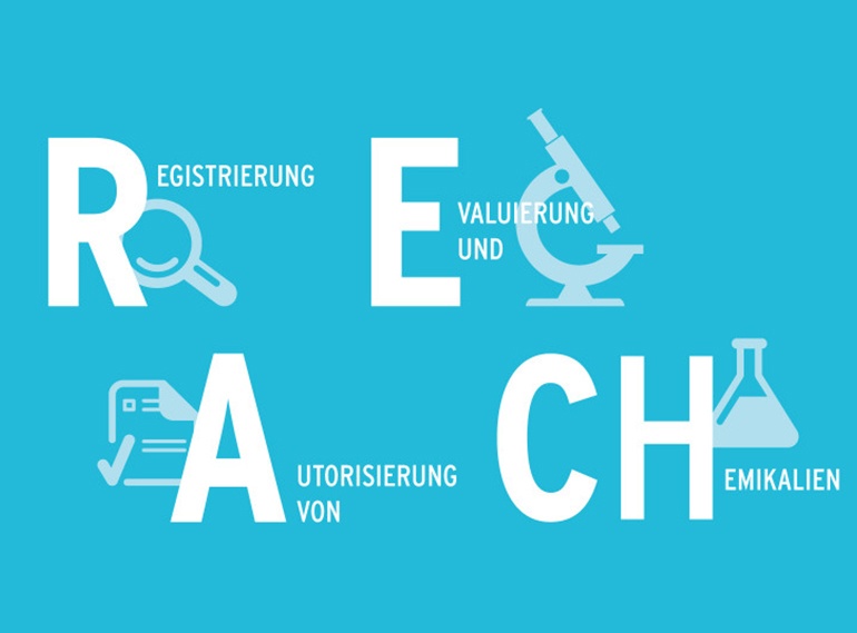 Grafik zum REACH-Konzept mit großen Buchstaben R E A C H auf blauem Hintergrund und passenden Symbolen – steht für Registrierung, Evaluierung, Autorisierung und Beschränkung von Chemikalien