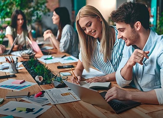 Personen arbeiten zusammen am Laptop