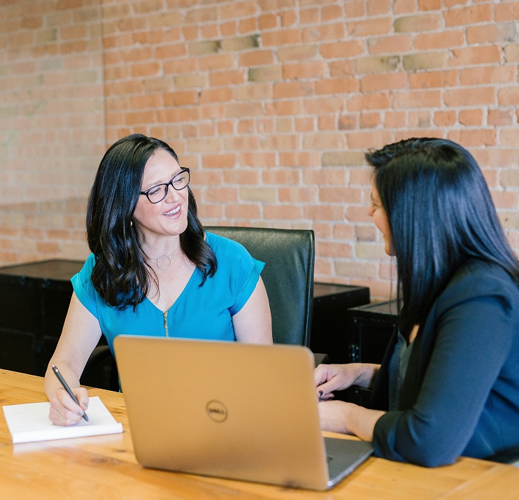 Zwei Personen in einem Gespräch