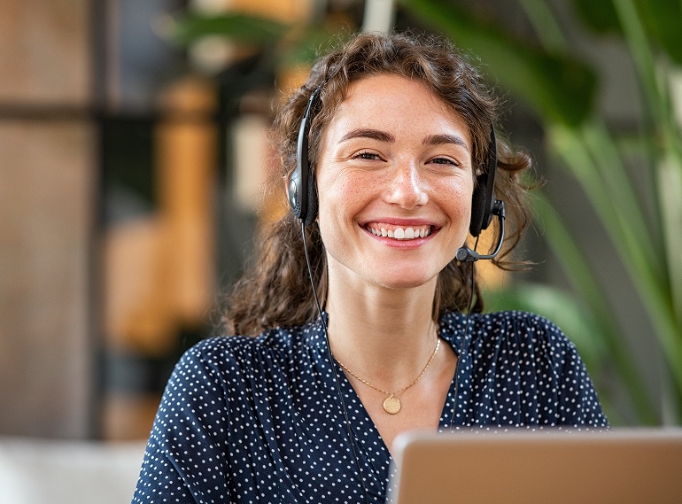 Dame aus dem Kundenservice-Team schaut in die Kamera