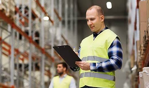 Mitarbeiter prüft Produkte im Lager