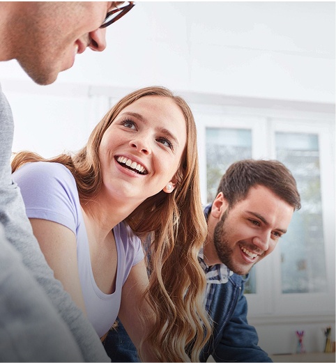 Drei Mitarbeiter unterhalten sich