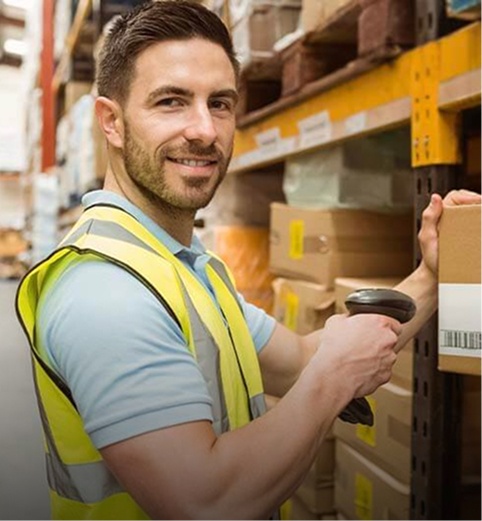 Mitarbeiter arbeitet im Lager und scannt Artikel